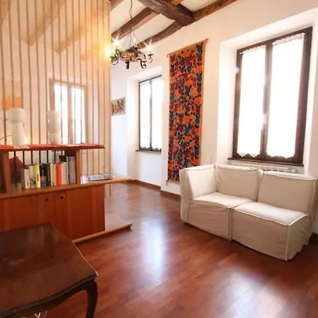 Captivating 4 -bed In Historic Appartamento